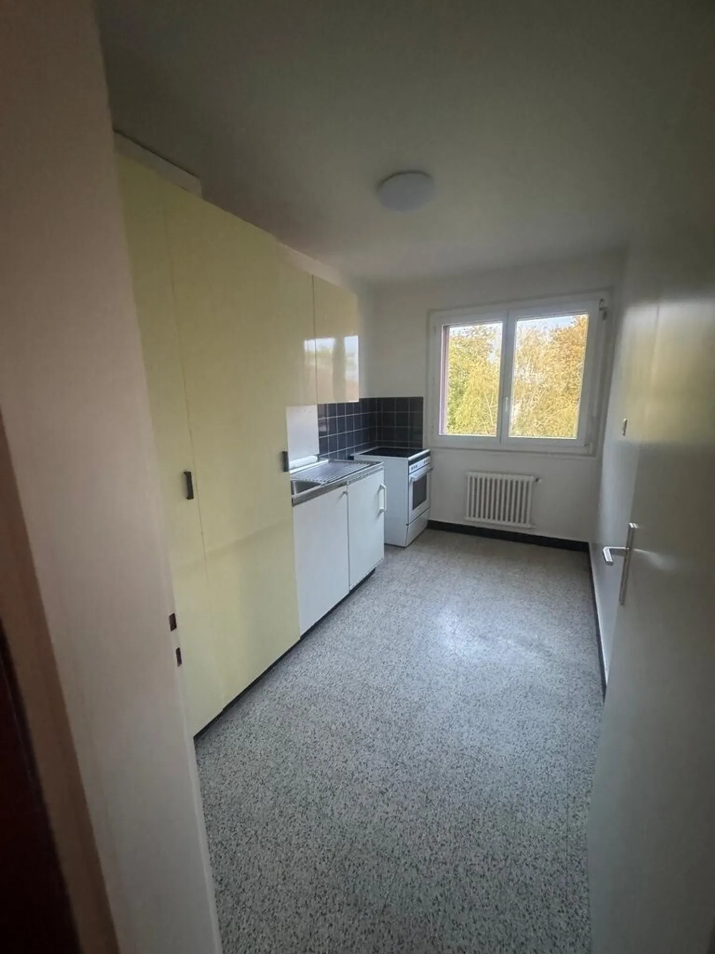 Joli appartement de 3 pièces dans la commune d'Orbe rafraîchi - Photo 3 sur 7