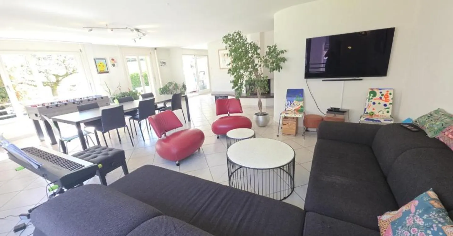Superb spacious 5.5 room apartment with garden - Photo 2 of 9