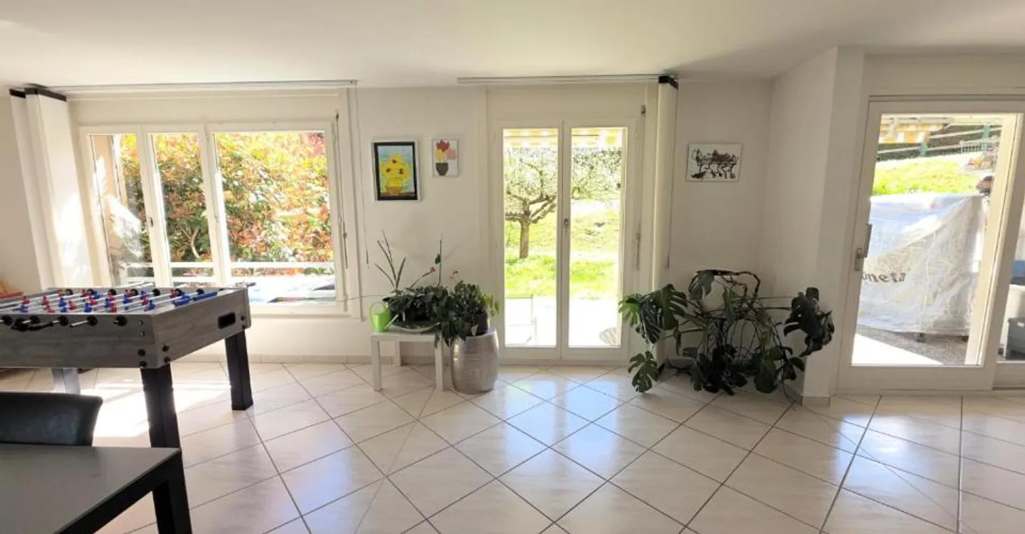 Superb spacious 5.5 room apartment with garden - Photo 3 of 9