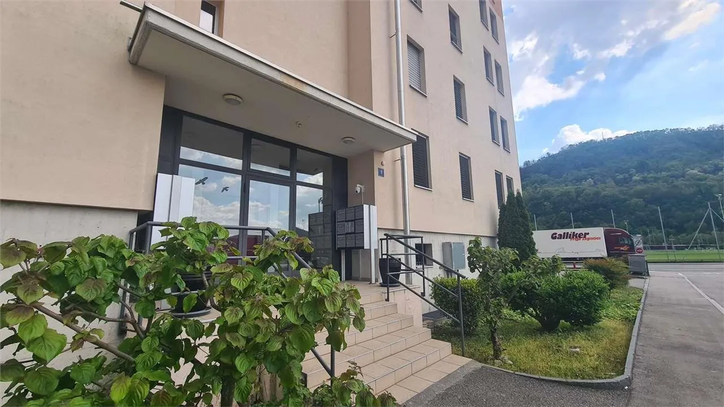 CHIASSO: spazioso attico 4.5 loc. panoramico - Foto 2 di 13