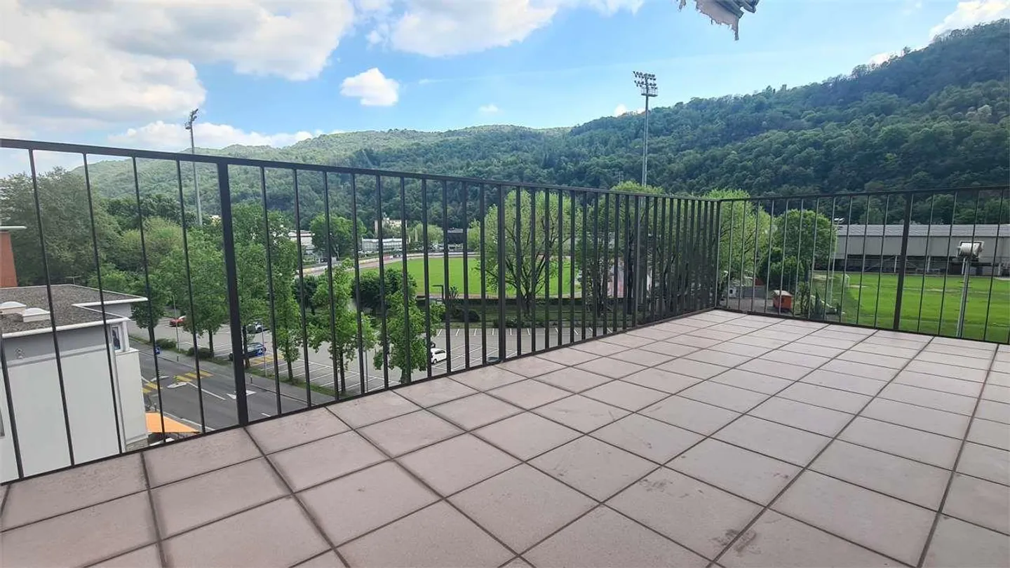 CHIASSO: spazioso attico 4.5 loc. panoramico - Foto 3 di 13