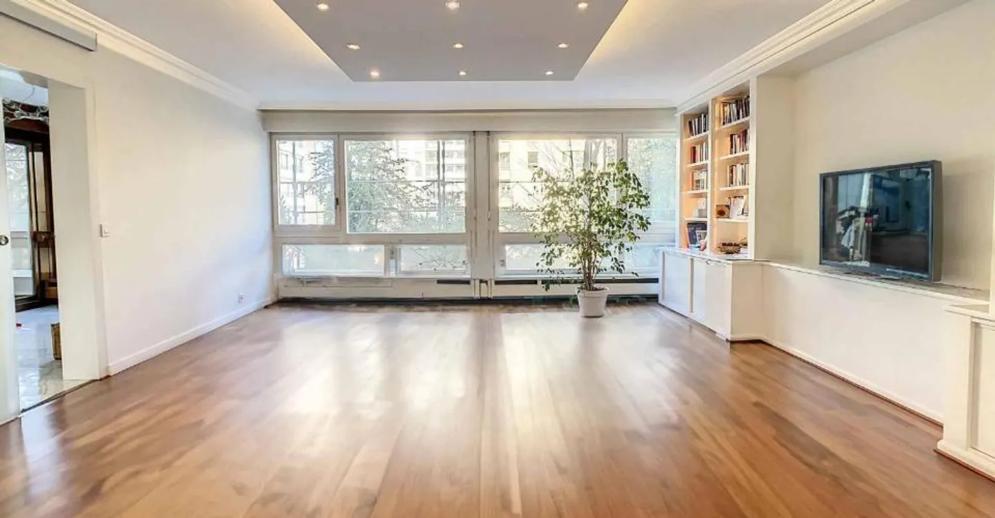 Ampio appartamento di 3 stanze in un edificio di prestigio - Foto 2 di 8