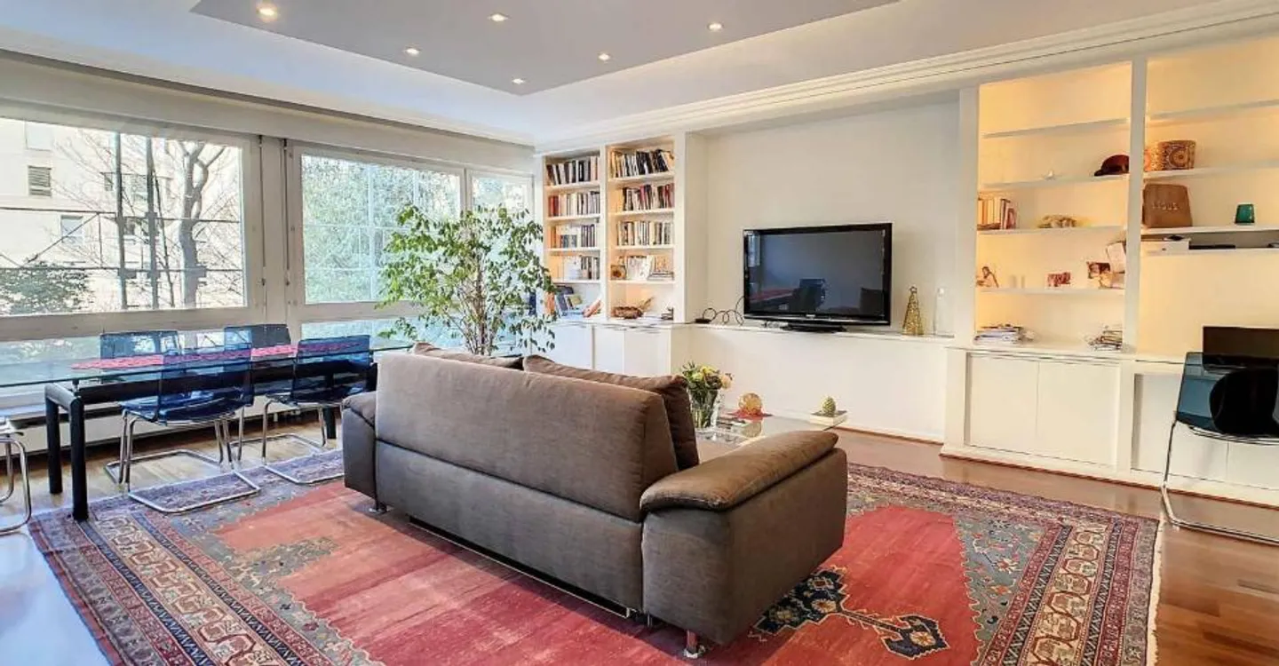 Ampio appartamento di 3 stanze in un edificio di prestigio - Foto 3 di 8