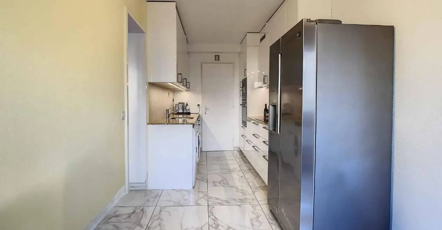 Ampio appartamento di 3 stanze in un edificio di prestigio - Foto 4 di 8