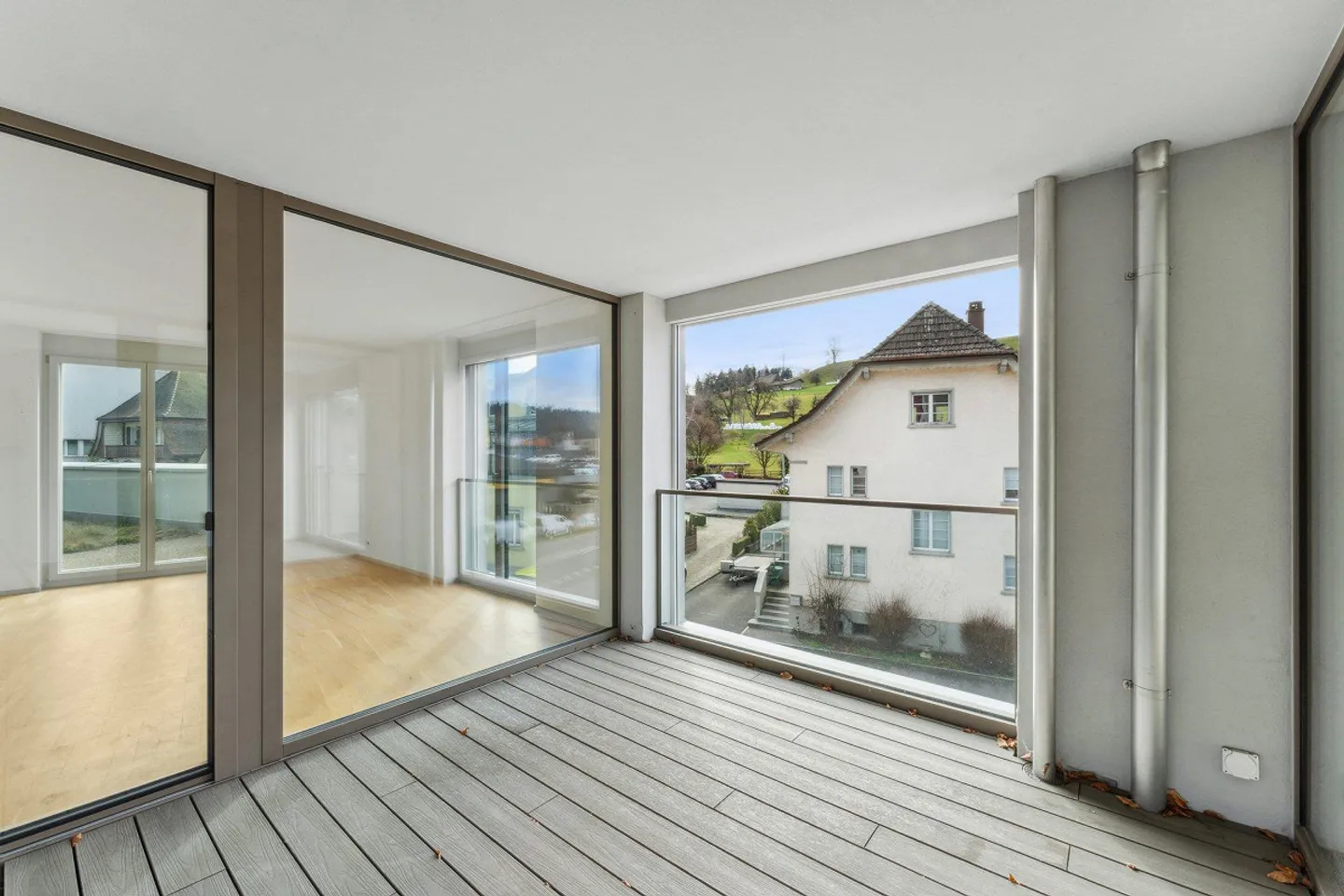 Vie moderne, loggia et espace de sièges - Photo 10 sur 11