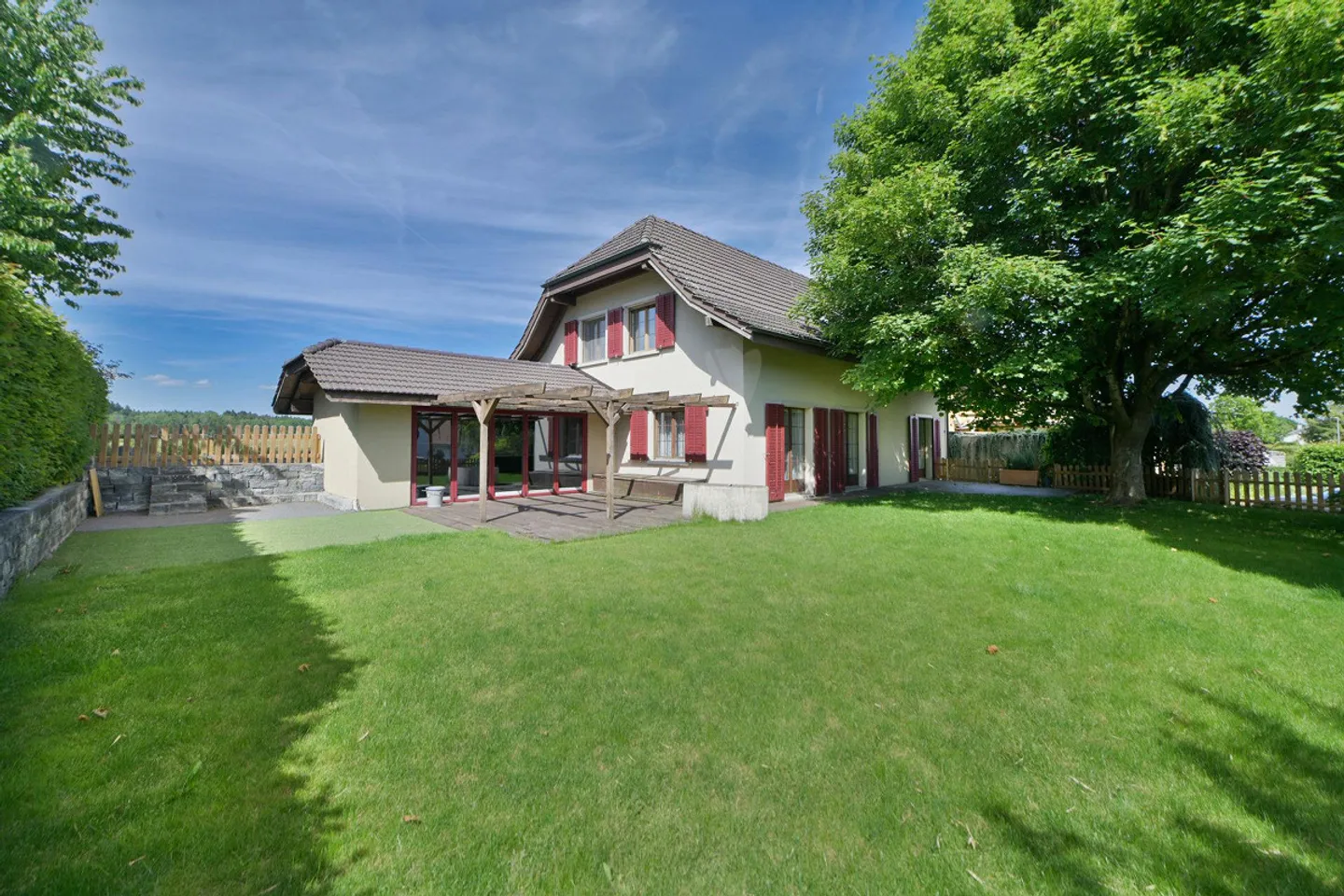 Casa unifamiliare di 6,5 stanze con giardino da sogno e vasca idromassaggio in posizione non edificabile - Foto 1 di 20
