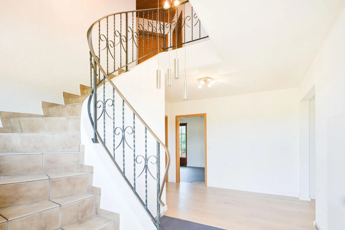 Casa unifamiliare di 6,5 stanze con giardino da sogno e vasca idromassaggio in posizione non edificabile - Foto 9 di 20
