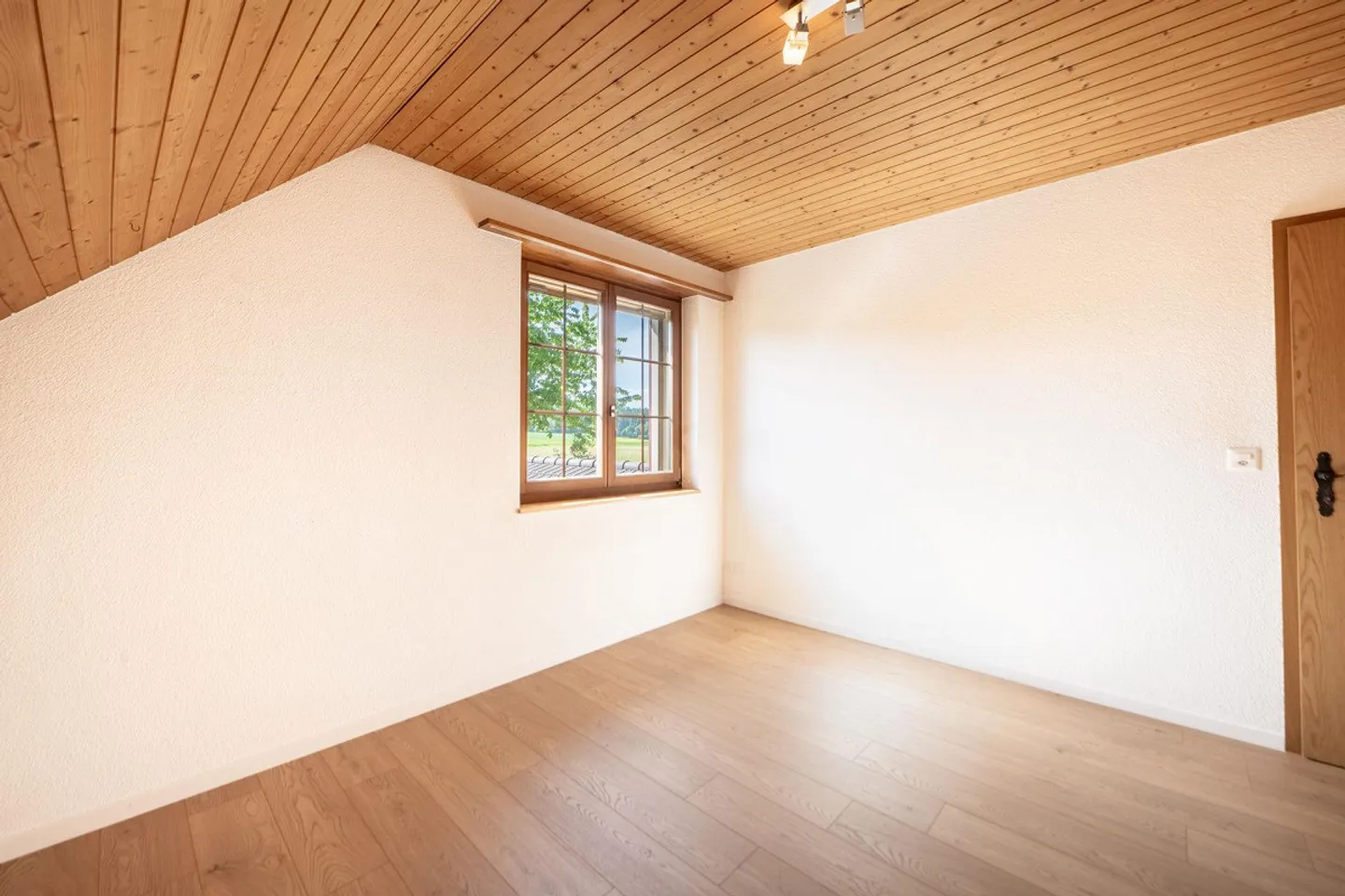 Casa unifamiliare di 6,5 stanze con giardino da sogno e vasca idromassaggio in posizione non edificabile - Foto 12 di 20