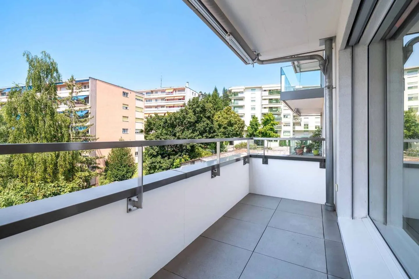 Bellissimo appartamento di 3,5 stanze con balcone vicino al lago - Foto 1 di 13