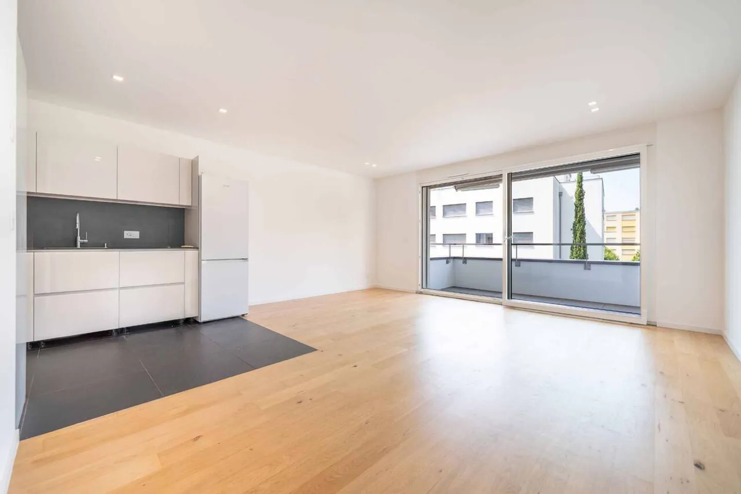 Bellissimo appartamento di 3,5 stanze con balcone vicino al lago - Foto 3 di 13
