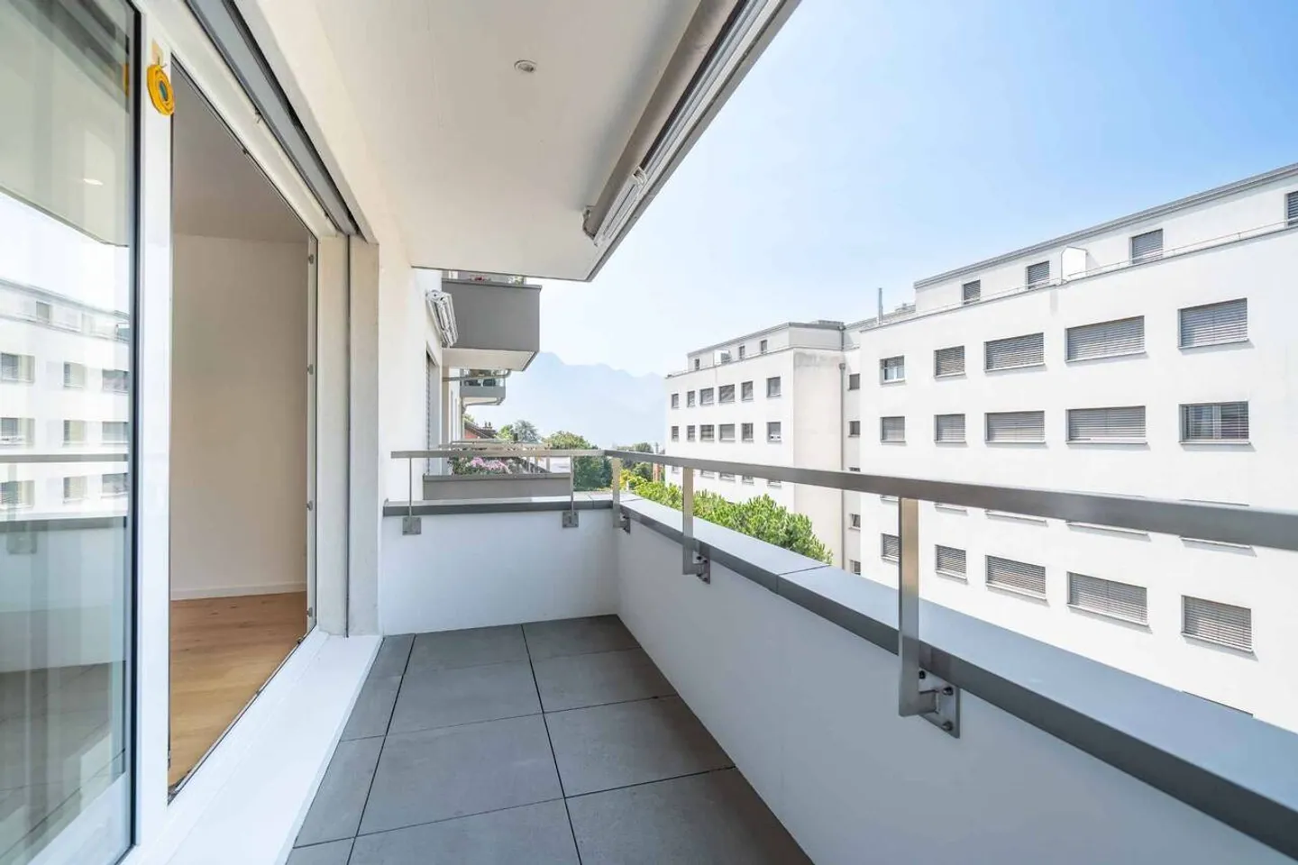 Bellissimo appartamento di 3,5 stanze con balcone vicino al lago - Foto 2 di 13