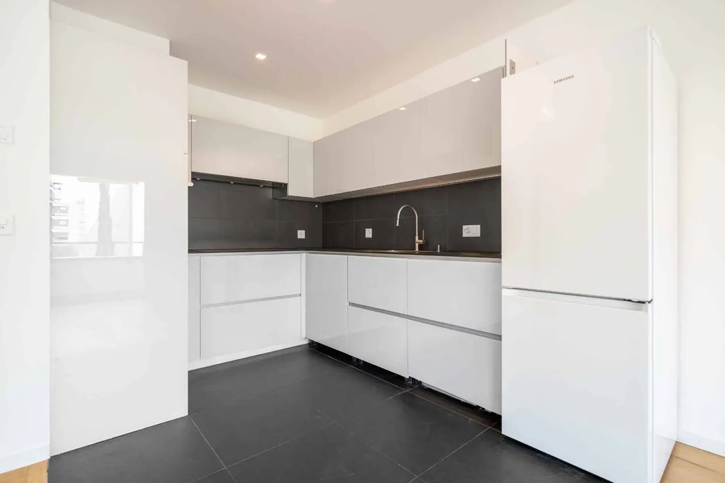 Bellissimo appartamento di 3,5 stanze con balcone vicino al lago - Foto 6 di 13
