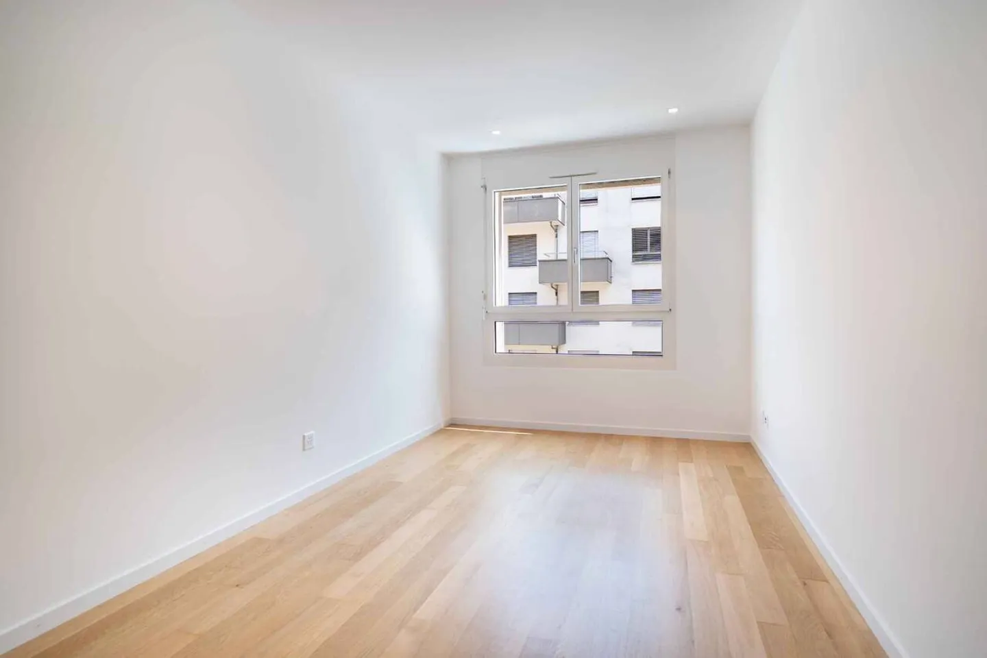 Bellissimo appartamento di 3,5 stanze con balcone vicino al lago - Foto 11 di 13