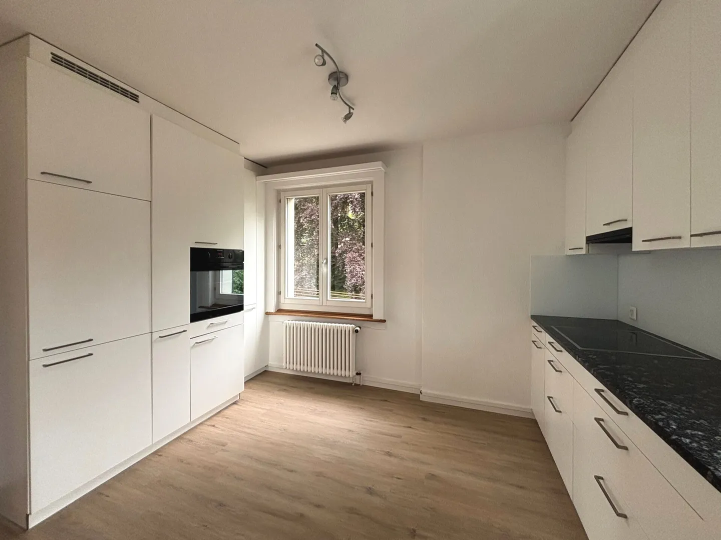 Living with a beautiful view over the city - Photo 3 of 10