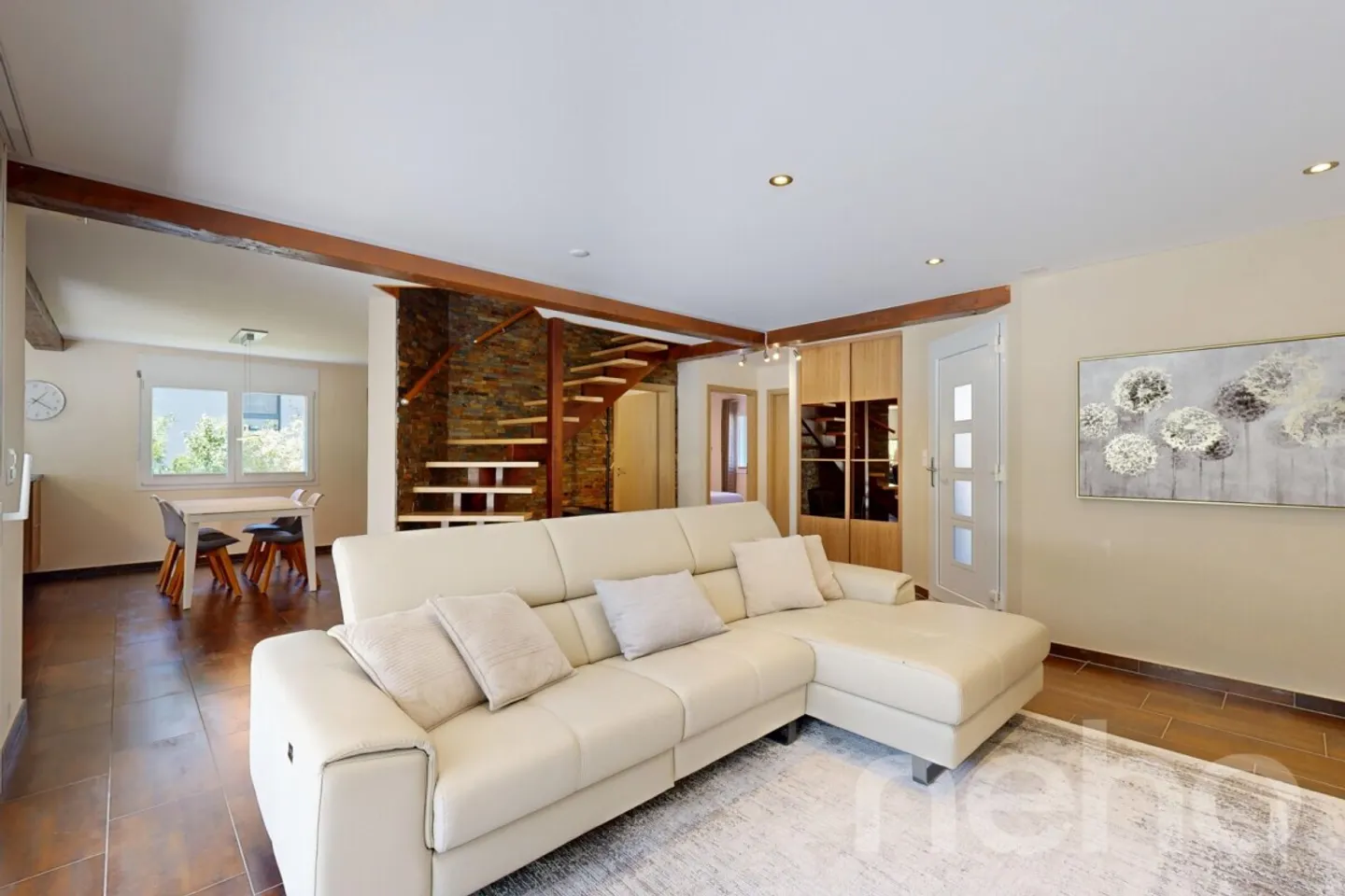 Spacious Semi-Detached Villa - Photo 3 of 12