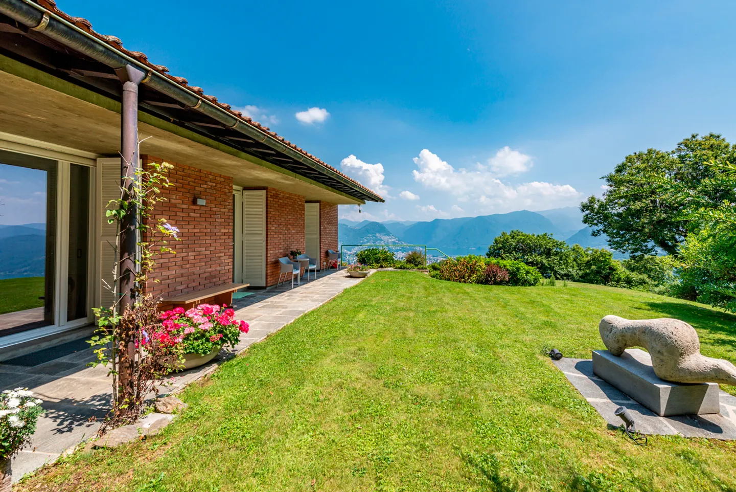 Villa architecturale avec vue sur le lac - Photo 6 sur 30