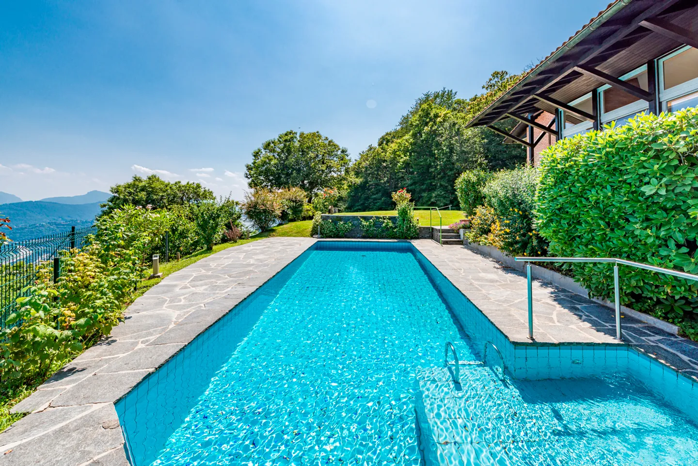 Villa architecturale avec vue sur le lac - Photo 24 sur 30