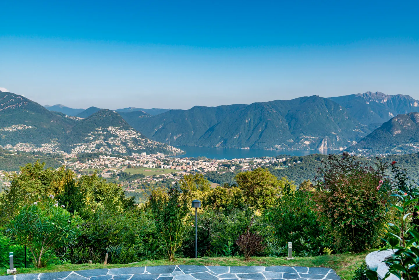 Villa architecturale avec vue sur le lac - Photo 29 sur 30