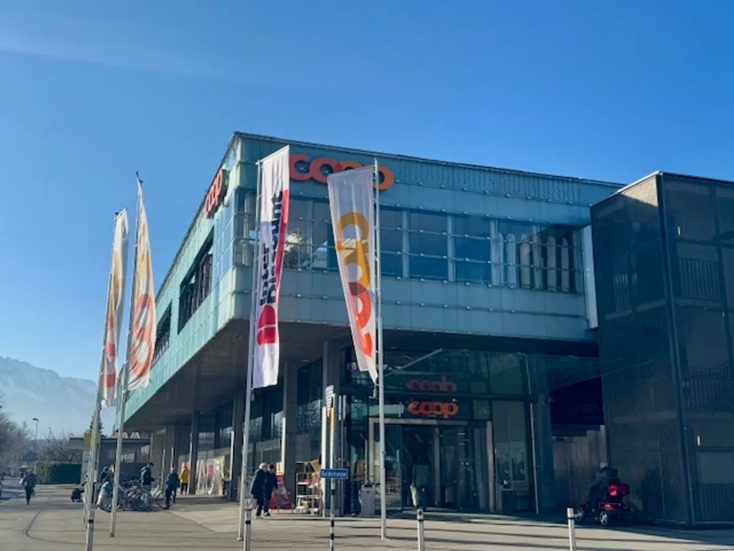 Spacious retail space plus storage space in Thun, Strättligen Market - Photo 2 of 3