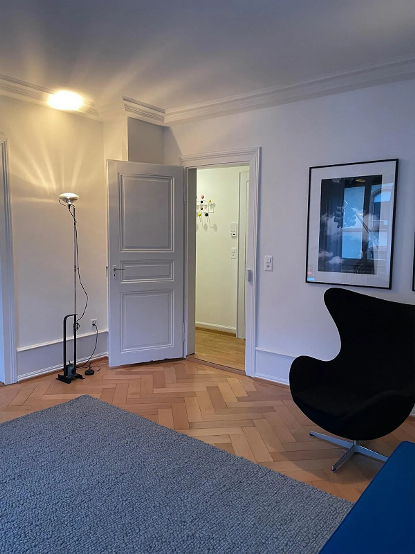 Appartement rénové de style classique design dans un immeuble ancien - Photo 1 sur 17