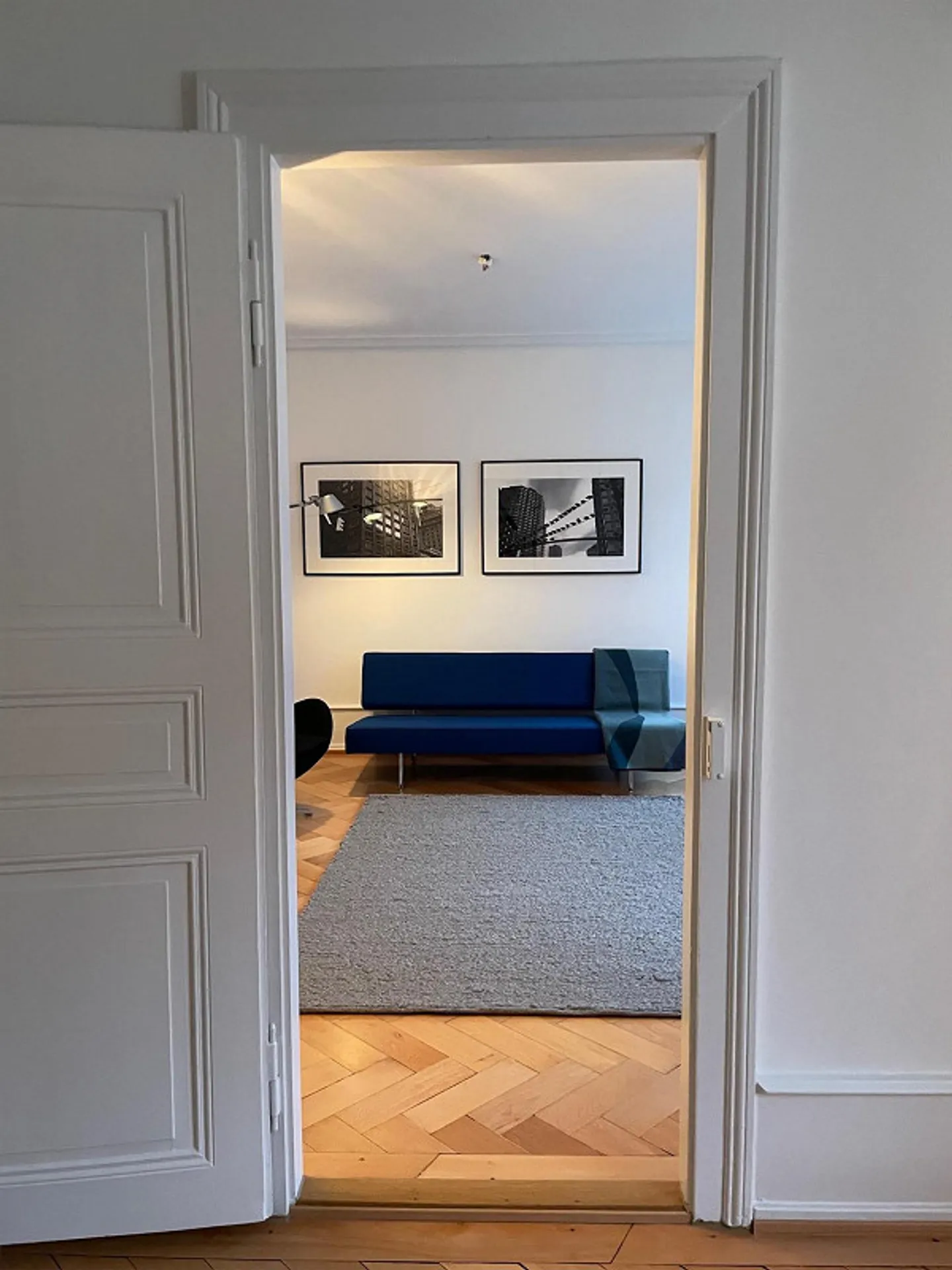 Appartement rénové de style classique design dans un immeuble ancien - Photo 2 sur 17