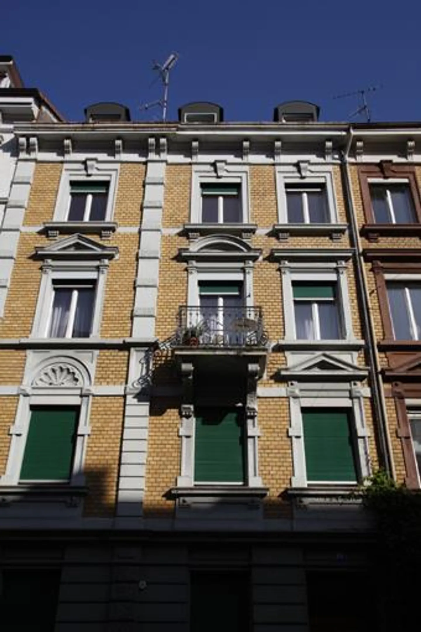 Appartement rénové de style classique design dans un immeuble ancien - Photo 3 sur 17