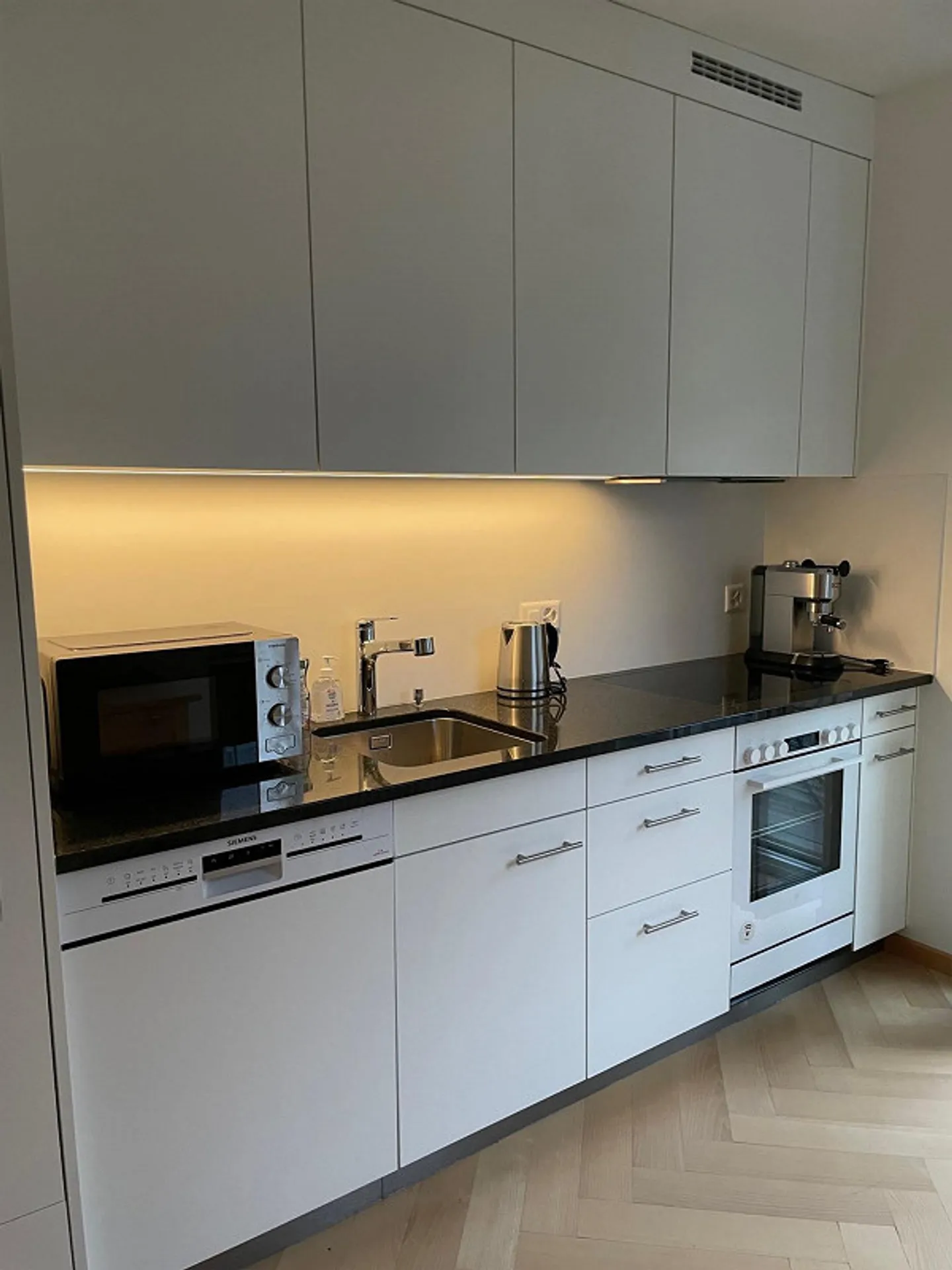 Appartement rénové de style classique design dans un immeuble ancien - Photo 6 sur 17