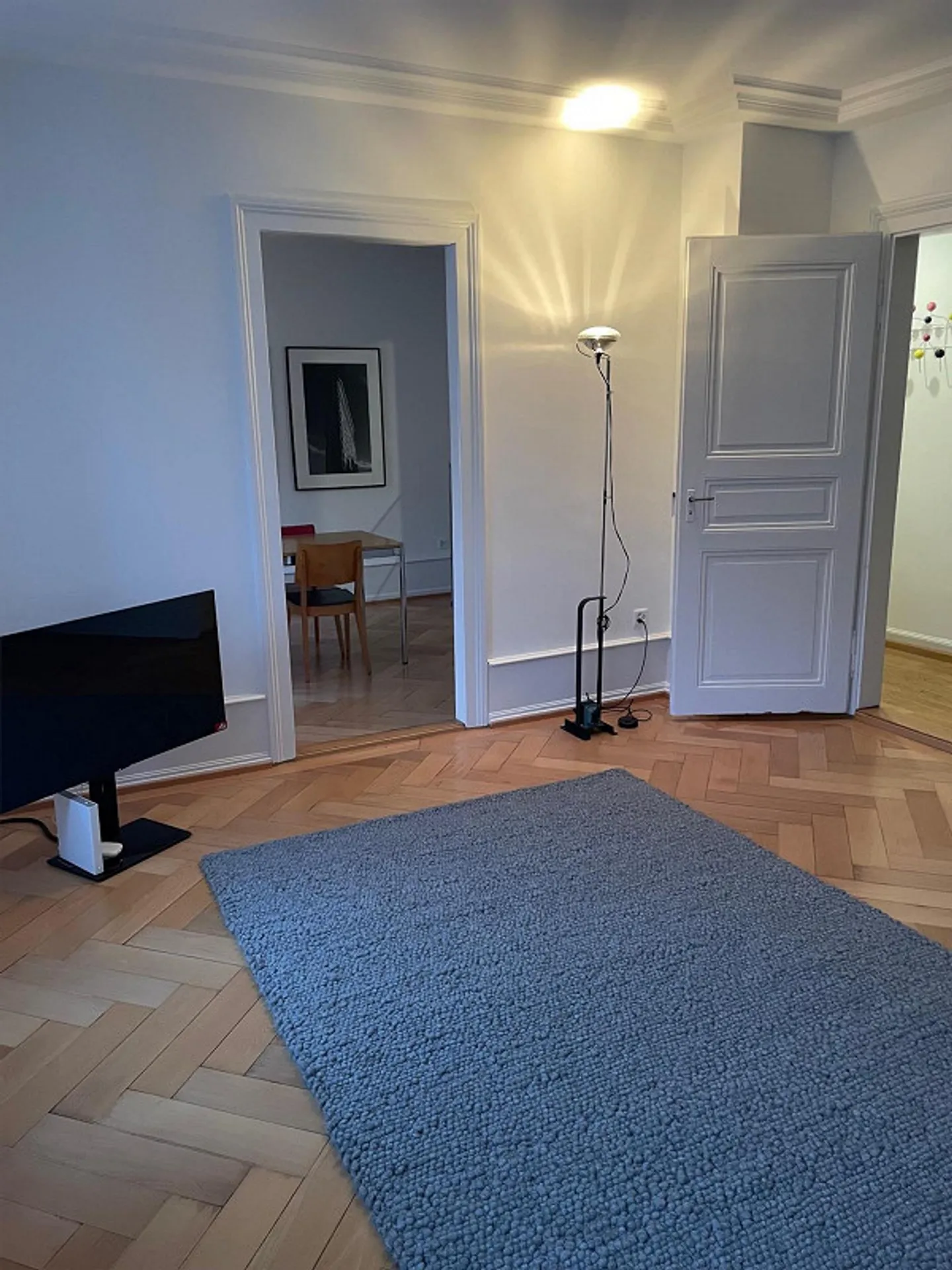 Appartement rénové de style classique design dans un immeuble ancien - Photo 7 sur 17