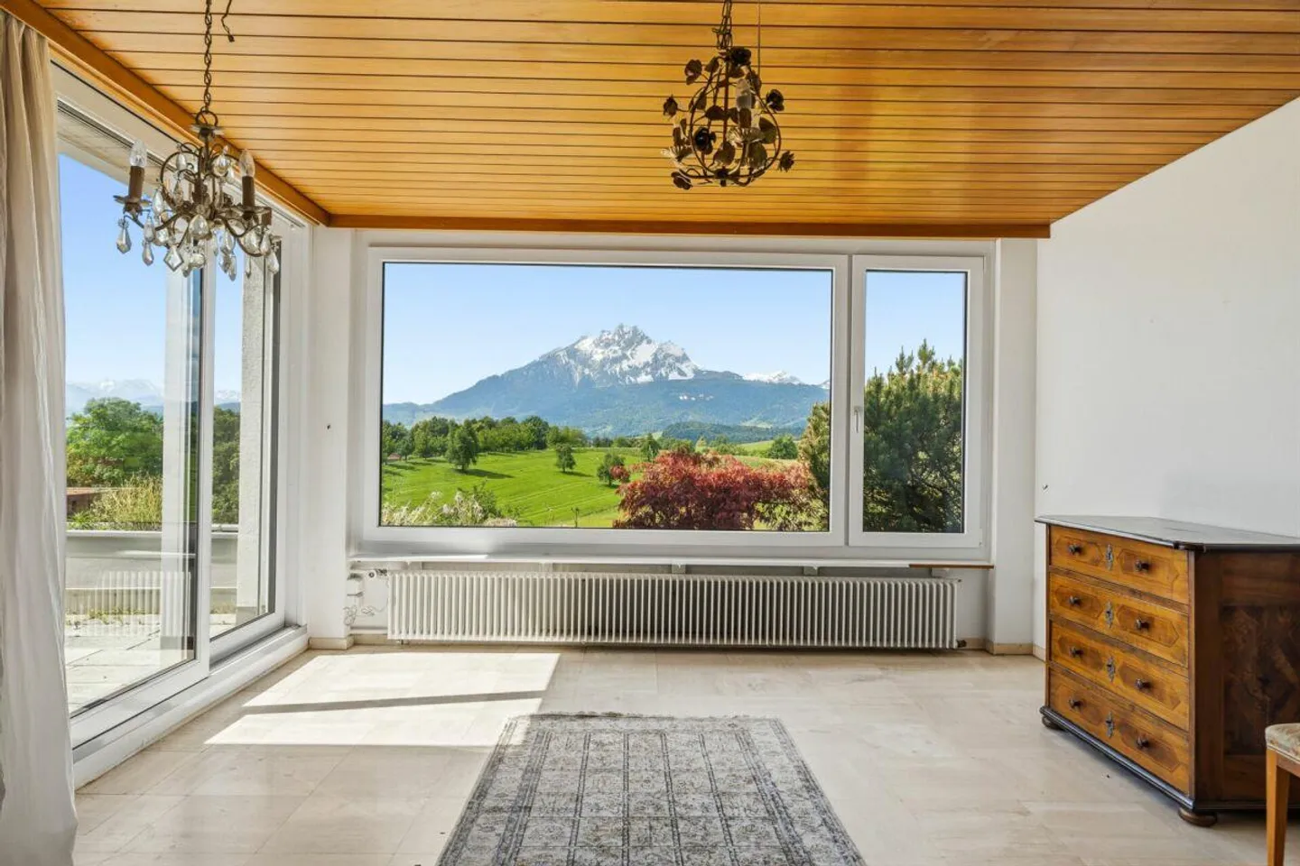 6.5-Room Terrace Apartment with Breathtaking Panoramic View - Photo 3 of 8