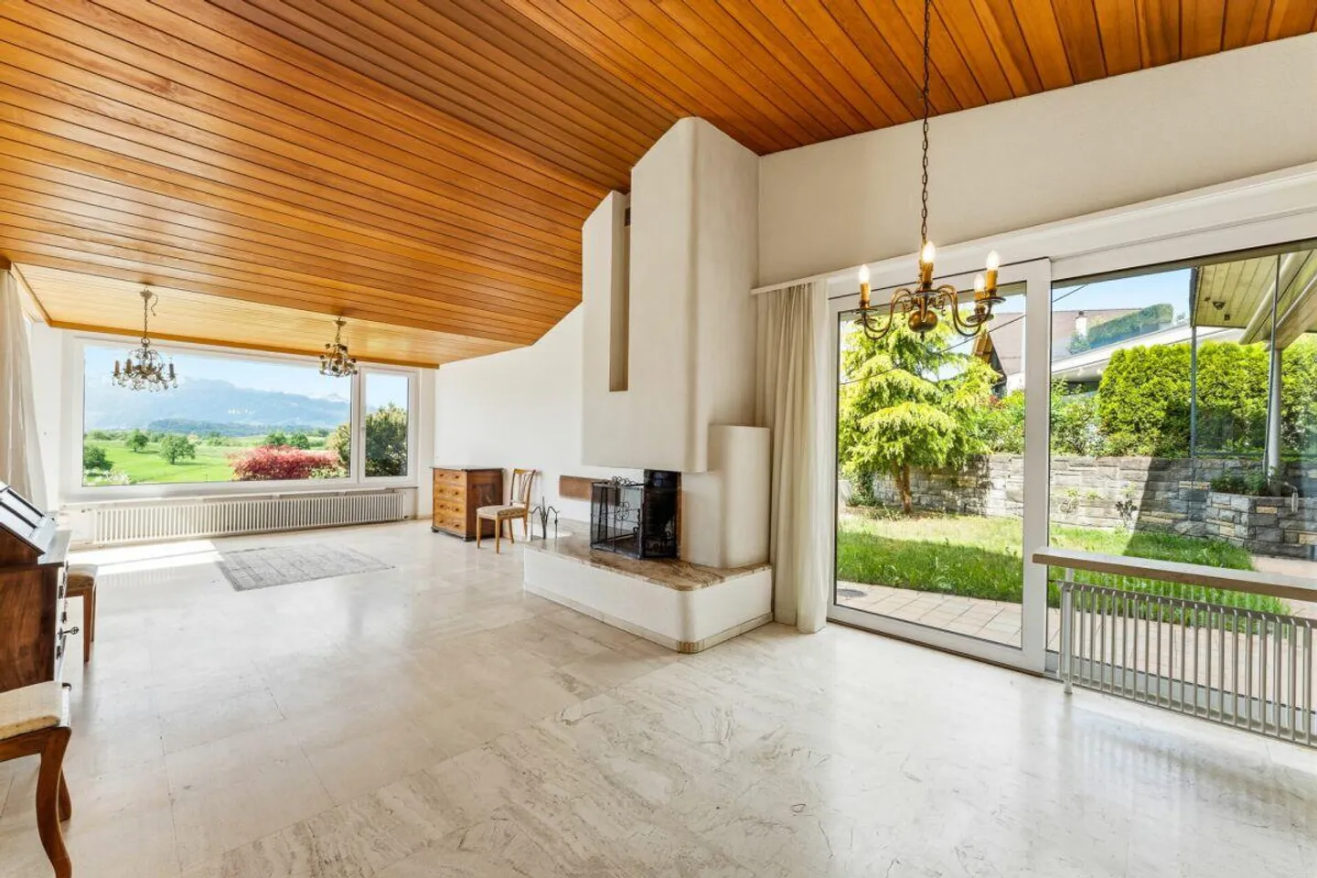 6.5-Room Terrace Apartment with Breathtaking Panoramic View - Photo 4 of 8