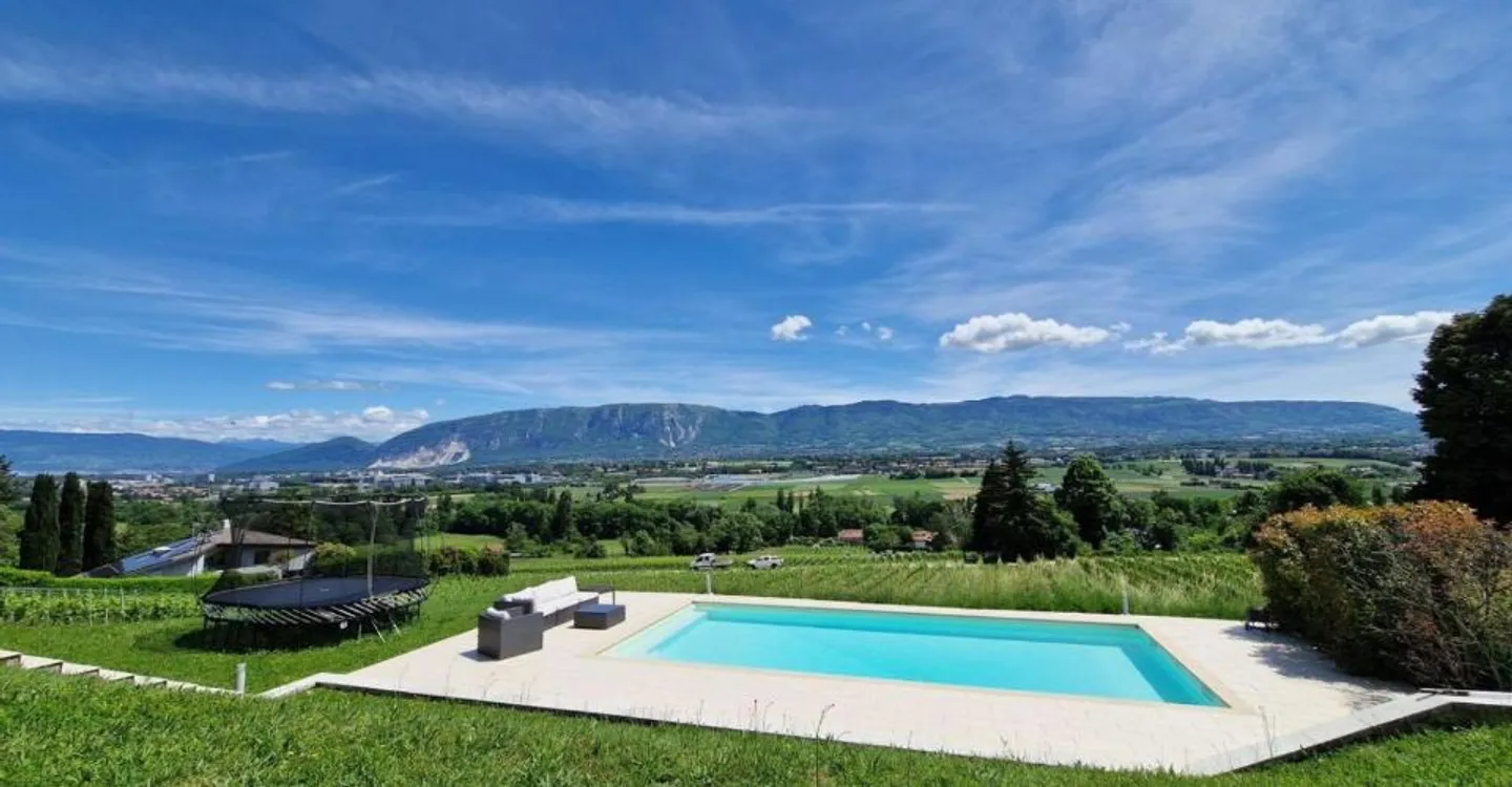 Detached 9-room villa with panoramic views - Photo 2 of 11
