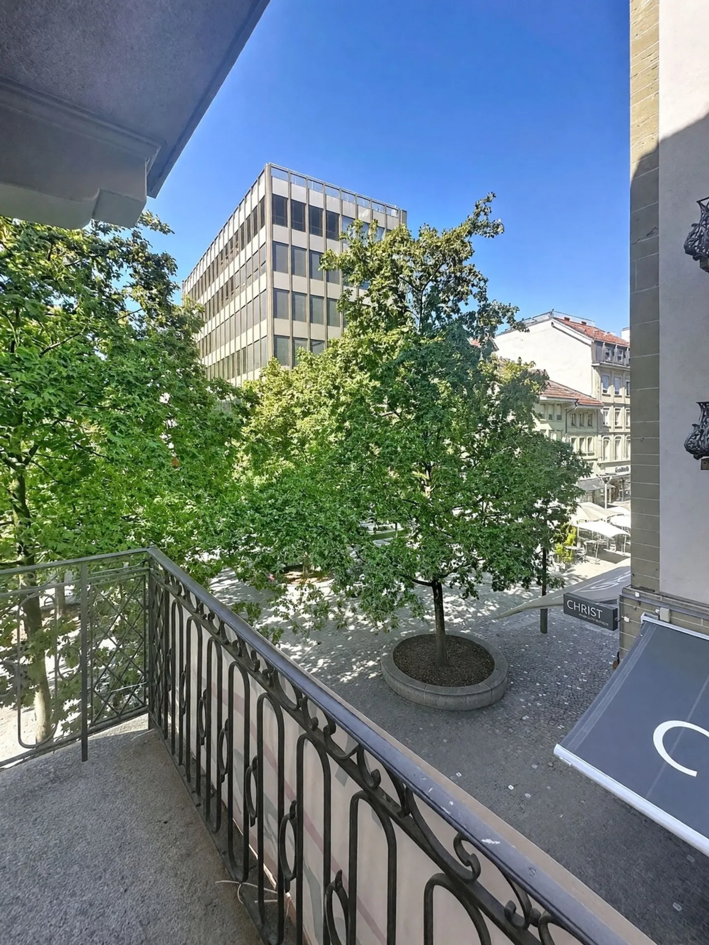 Im Herzen von Freiburg! Herrliche 2,5-Zimmer-Wohnung mit zwei Balkonen - Foto 1 von 8