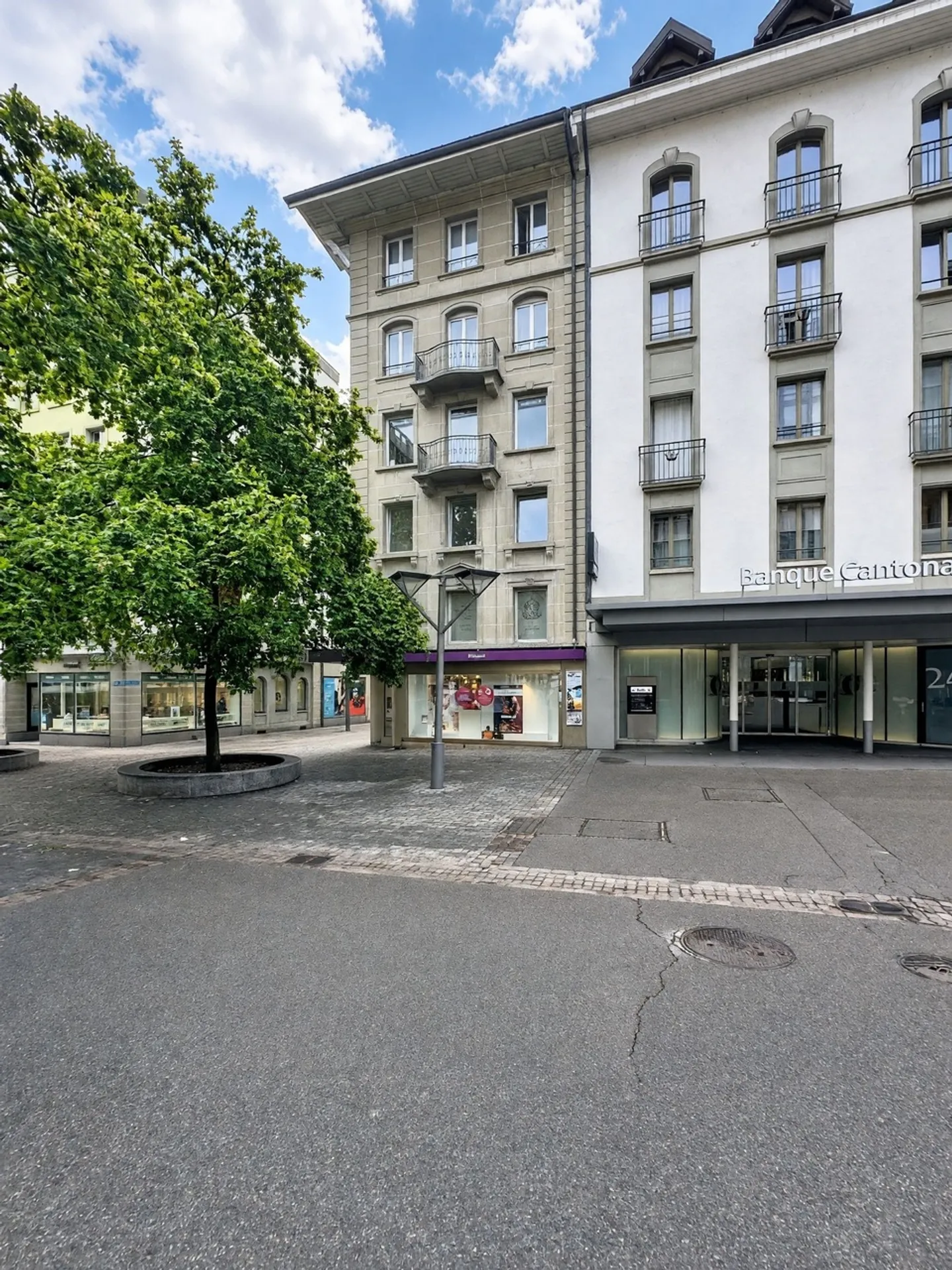 Im Herzen von Freiburg! Herrliche 2,5-Zimmer-Wohnung mit zwei Balkonen - Foto 2 von 8