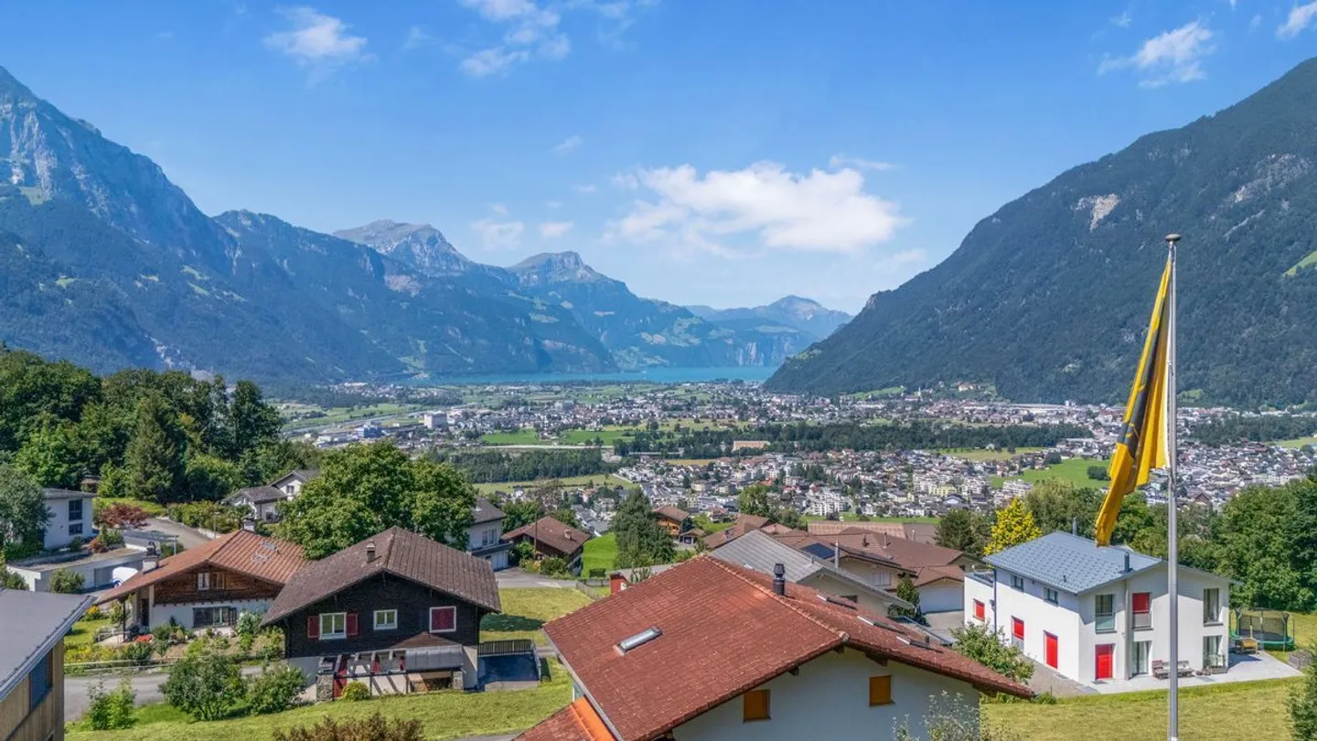 Charmantes Doppeleinfamilienhaus mit Aussicht - Foto 1 von 13