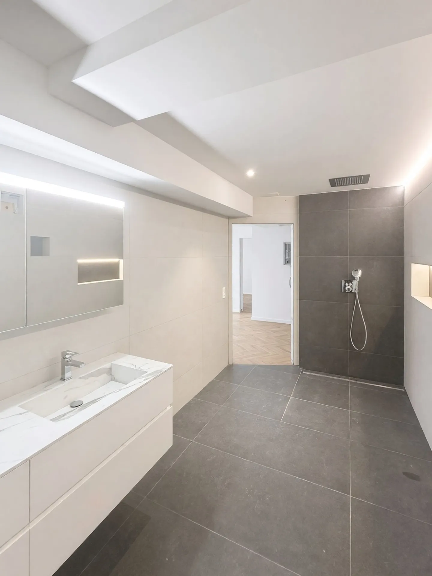 Im Herzen von Freiburg! Herrliche 2,5-Zimmer-Wohnung mit zwei Balkonen - Foto 8 von 8