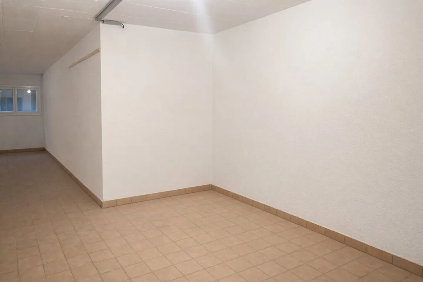 Spacious storage for rent in Marly! - Photo 2 of 3