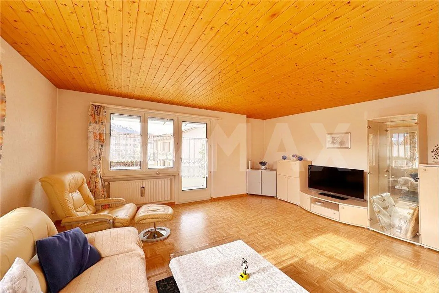 Well-maintained two-family house with existing tenants in a quiet... - Photo 4 of 13