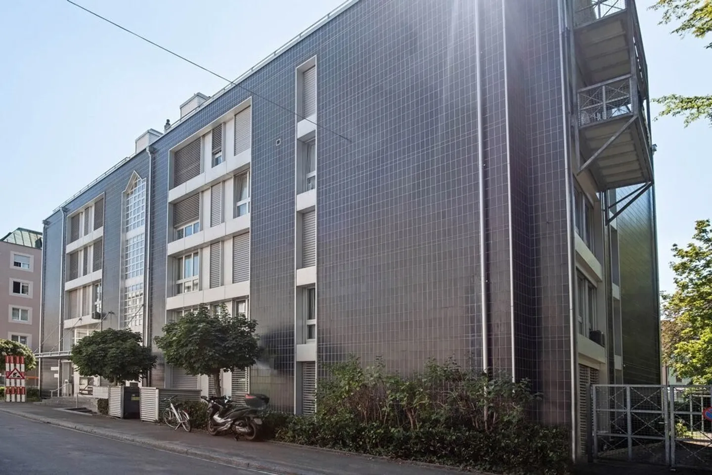 Sicherer Motorradparkplatz in Zürich - Foto 1 von 2