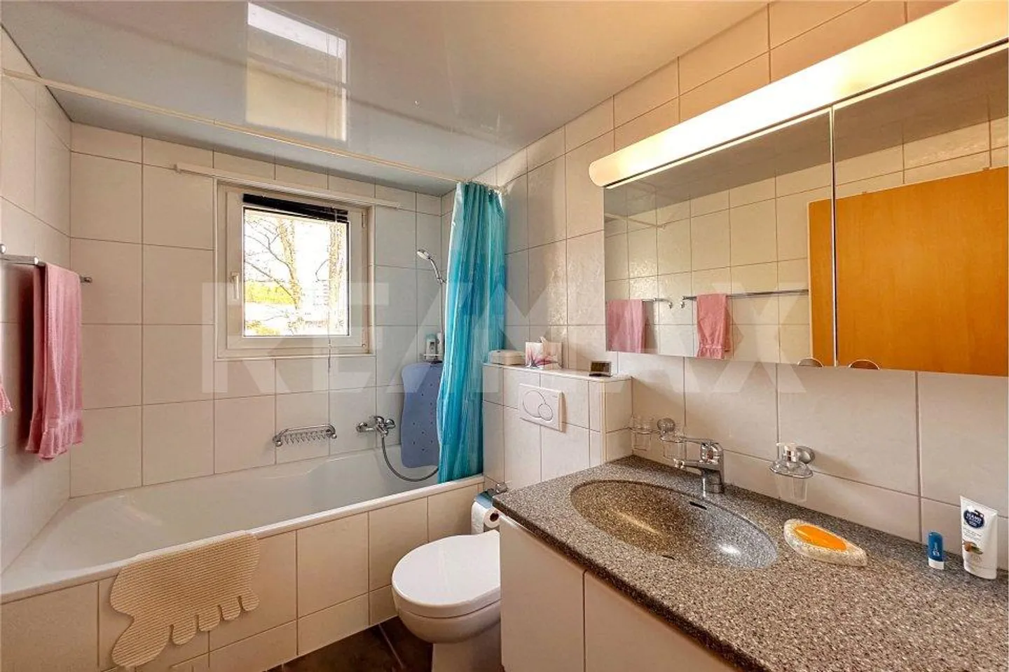 Well-maintained two-family house with existing tenants in a quiet... - Photo 9 of 13