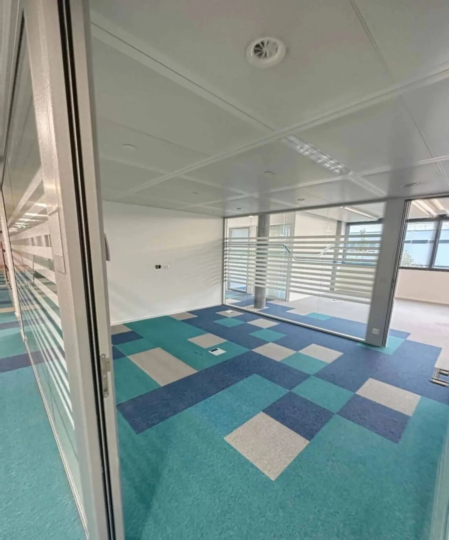 Surfaces within an administrative and commercial center - Photo 5 of 6