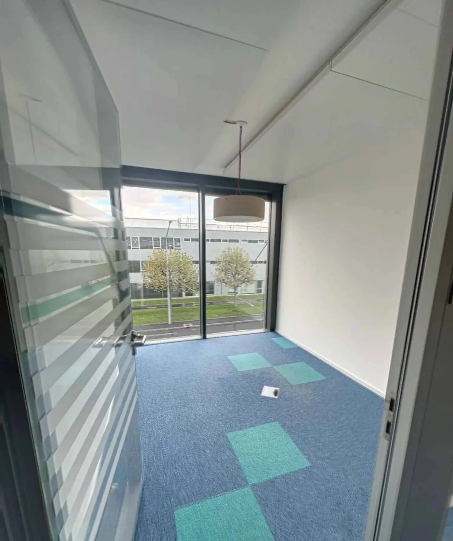 Surfaces within an administrative and commercial center - Photo 6 of 6