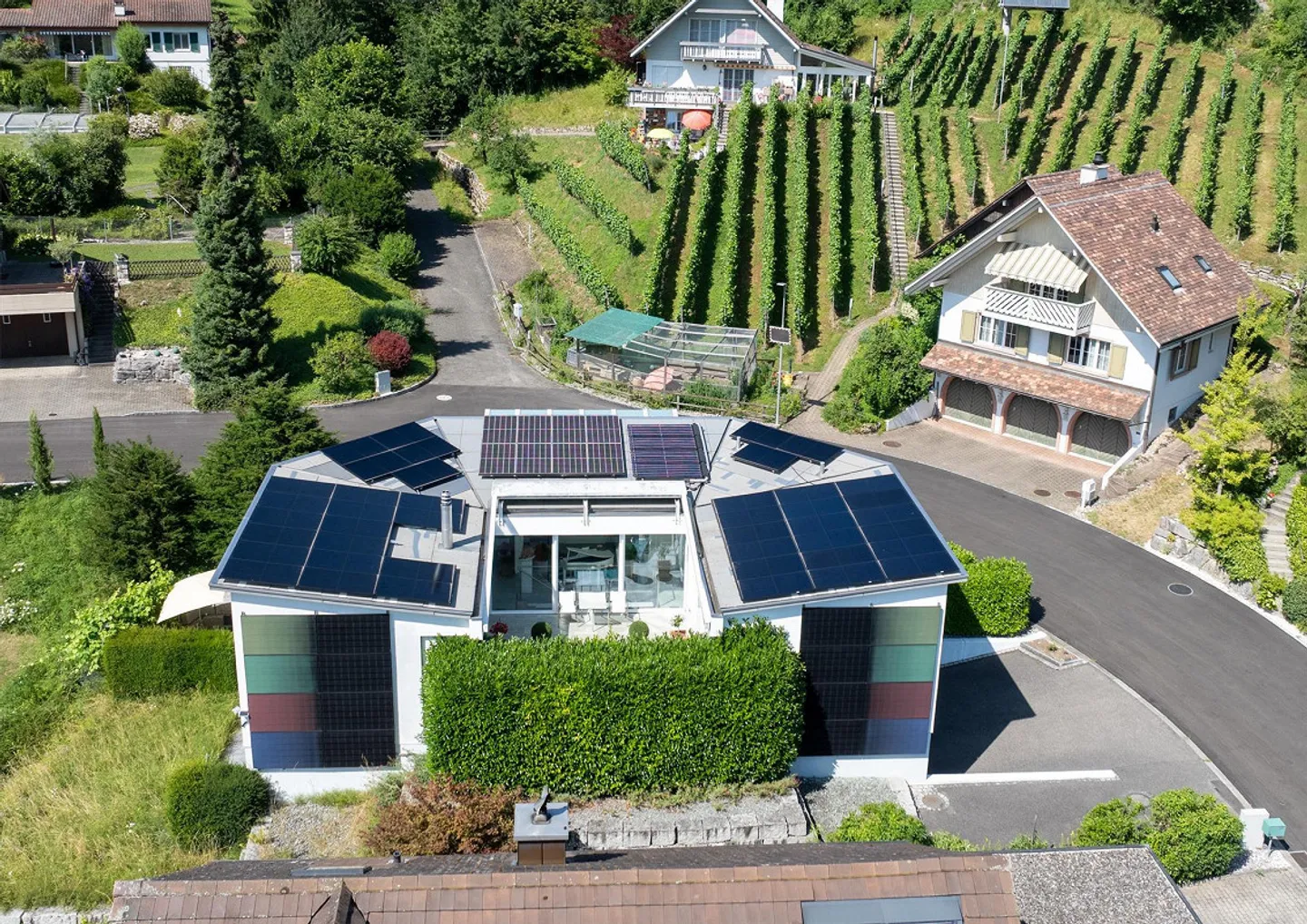 Casa atrio con piscina e grande impianto fotovoltaico - Foto 3 di 23