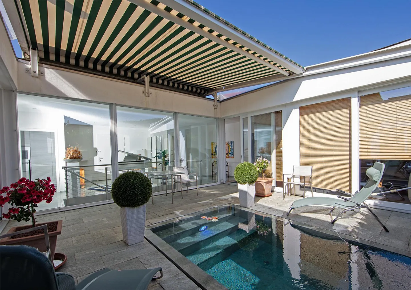 Casa atrio con piscina e grande impianto fotovoltaico - Foto 8 di 23