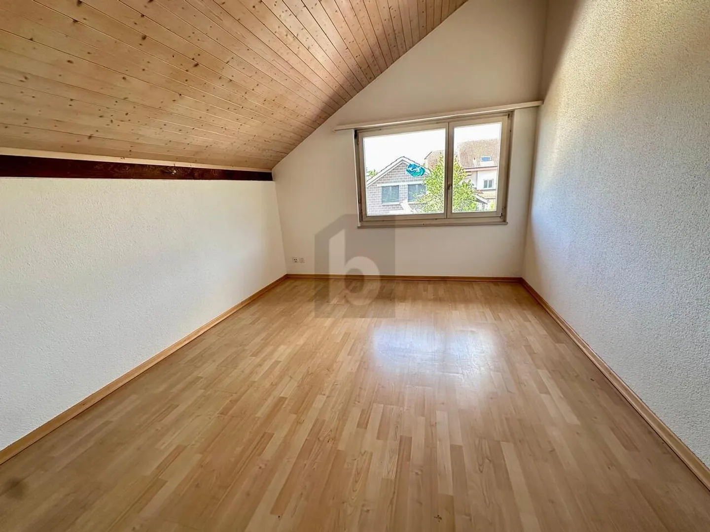 Family-friendly with fireplace and garden! - Photo 4 of 6