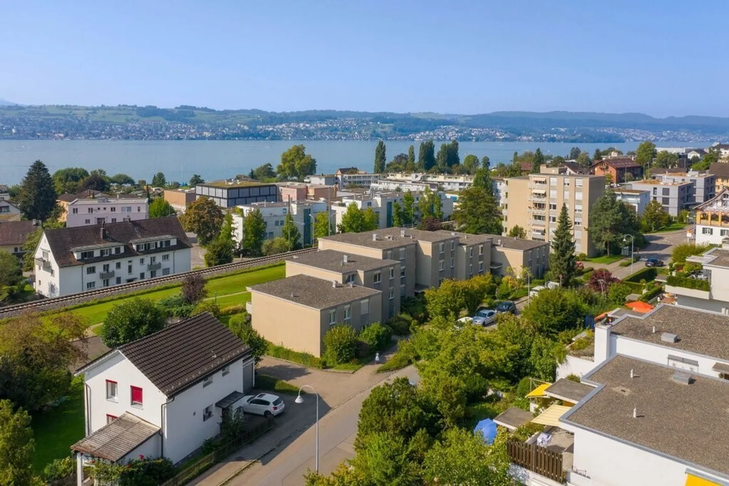 Place de parking dans un quartier résidentiel à Männedorf - Photo 1 sur 3