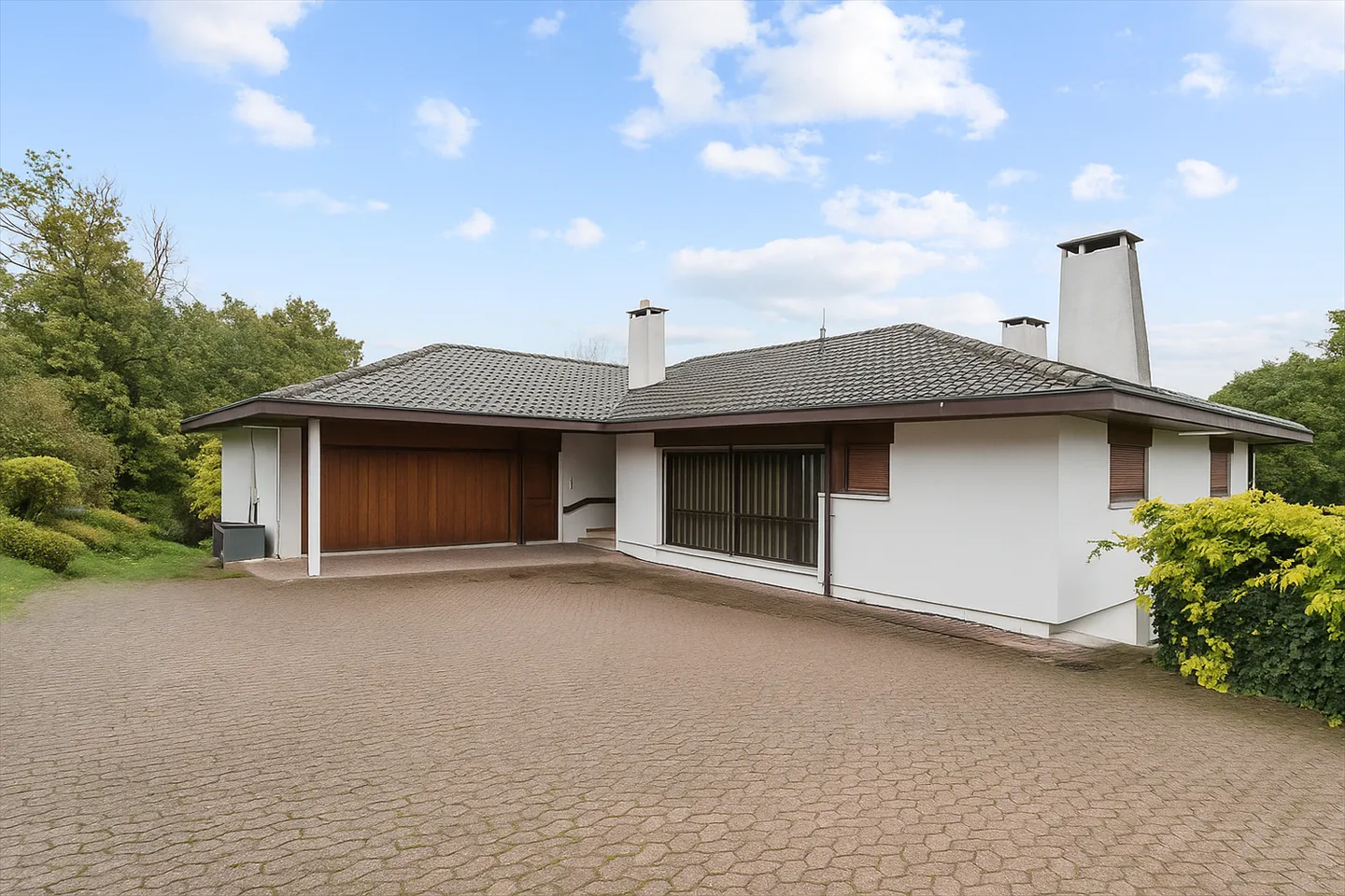 11-room House - Photo 1 of 11