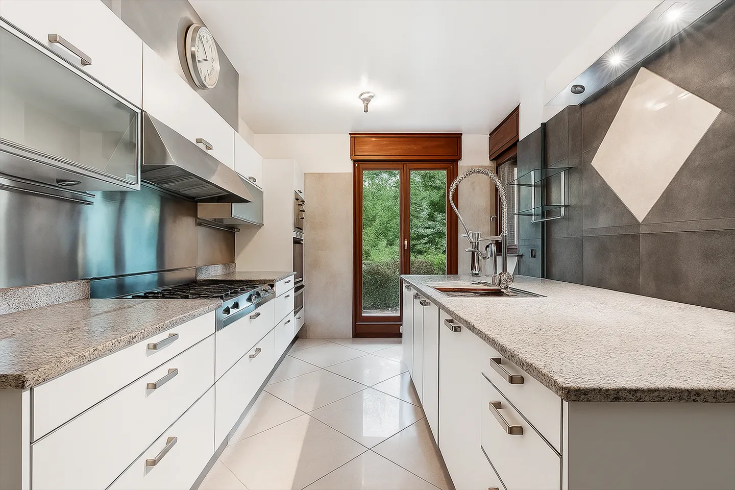 11-room House - Photo 5 of 11