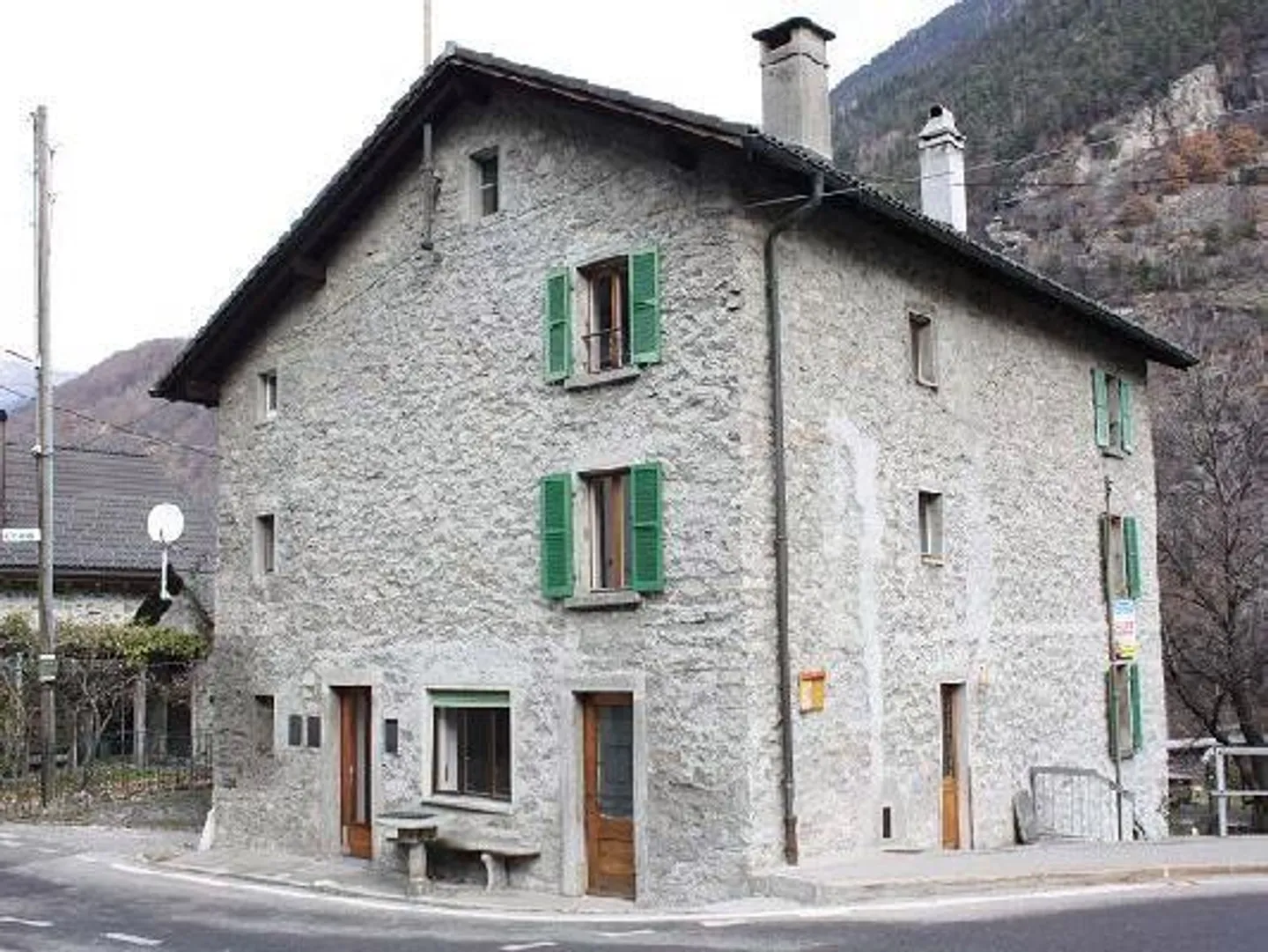 Casa di villaggio 8 1/2 stanze con grande giardino - Foto 1 di 5