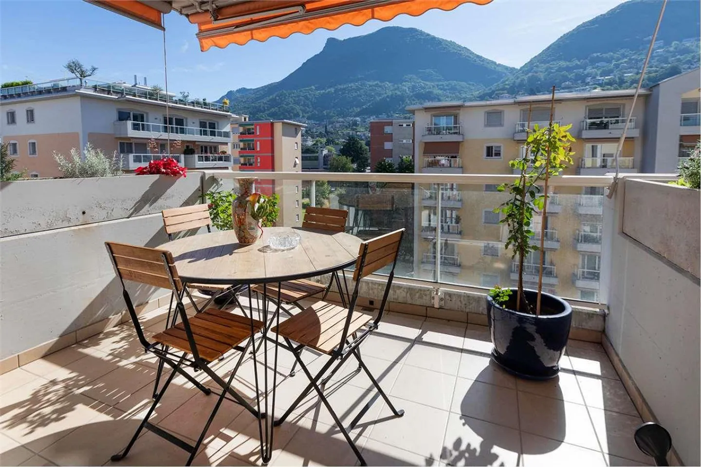 Lugano: ampio 4,5 loc. con vista aperta - Foto 2 di 8