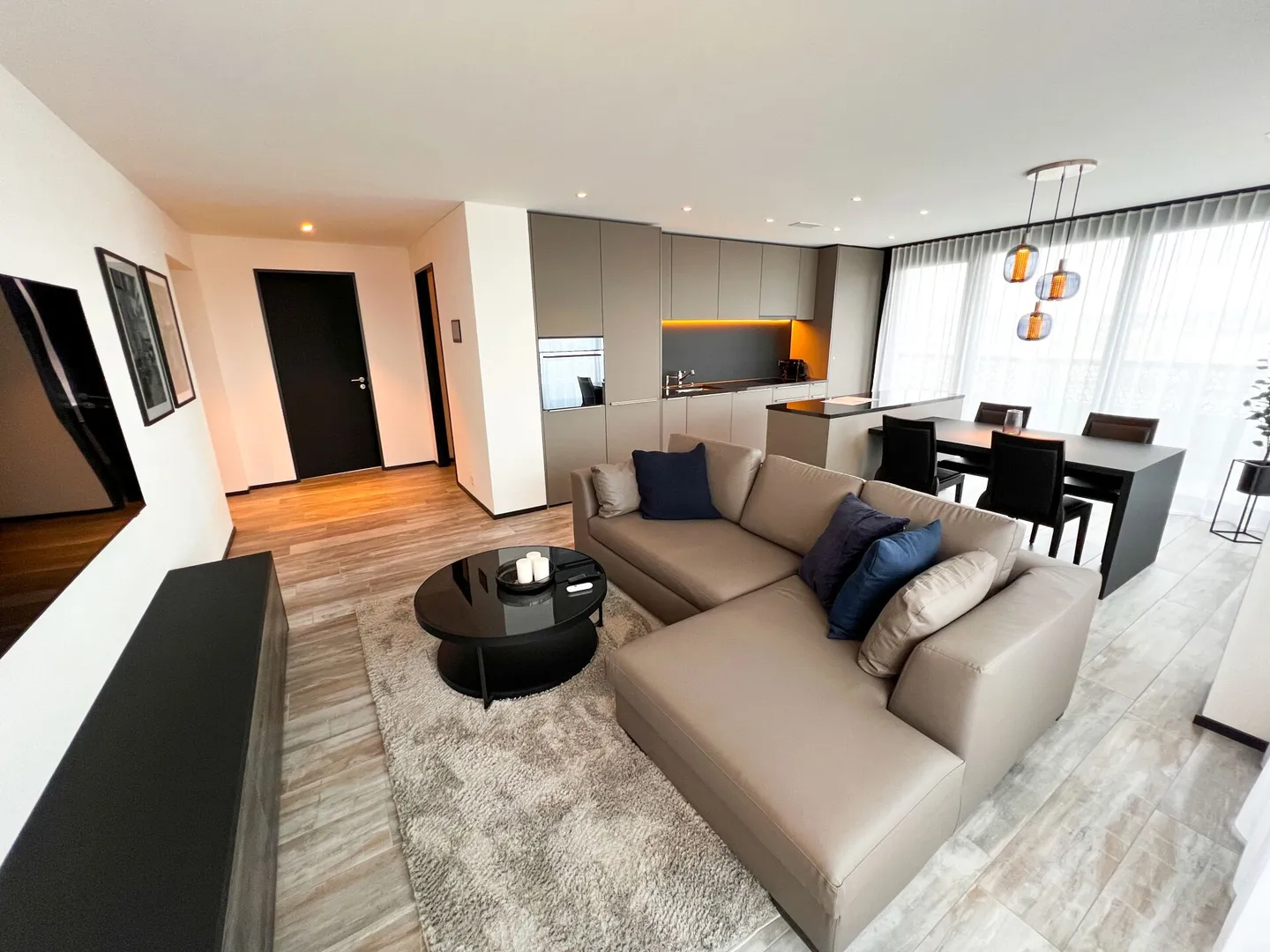 Au-dessus des toits de Dübendorf avec un cadeau de bienvenue - Photo 1 sur 18